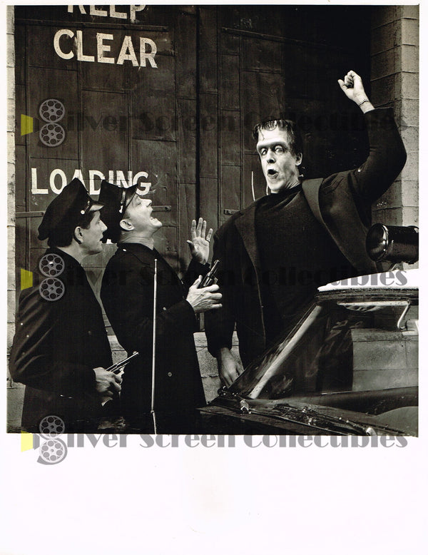 The Munsters (1964–1966) / Fred Gwynne With Two Policemen - Original Television Promotional Photo(7" x 9")